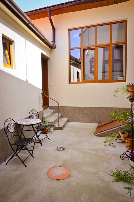 Ofer spre inchiriere casa nou renovata. 160 mp. Central. Lugoj.