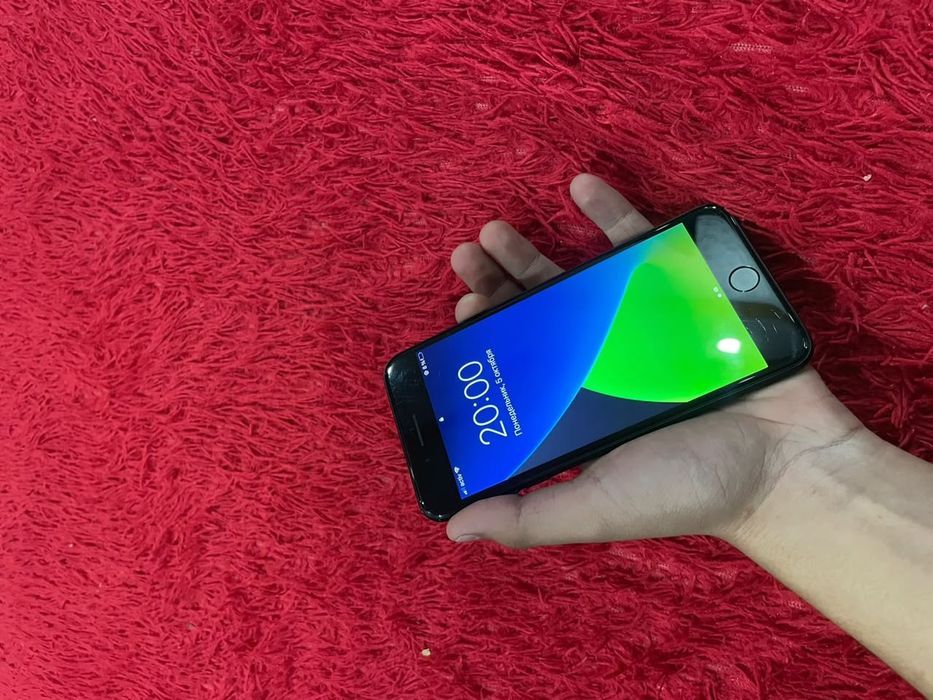Продам айфон 7 +
