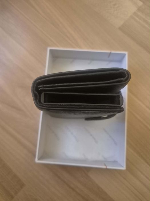 Мъжко портмоне с механизъм за карти