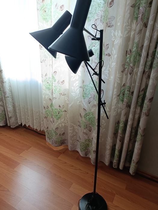 Lampă de podea cu trei brațe
