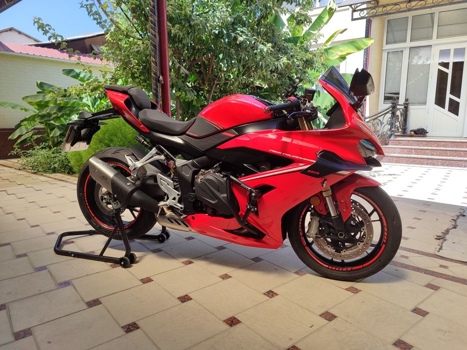 Продам мотоцикл QJMOTOR GSR 800