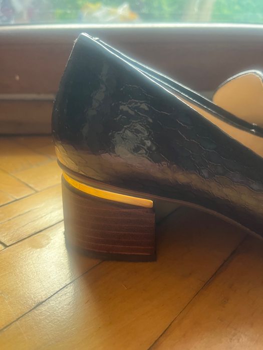 Естествен лак обувки