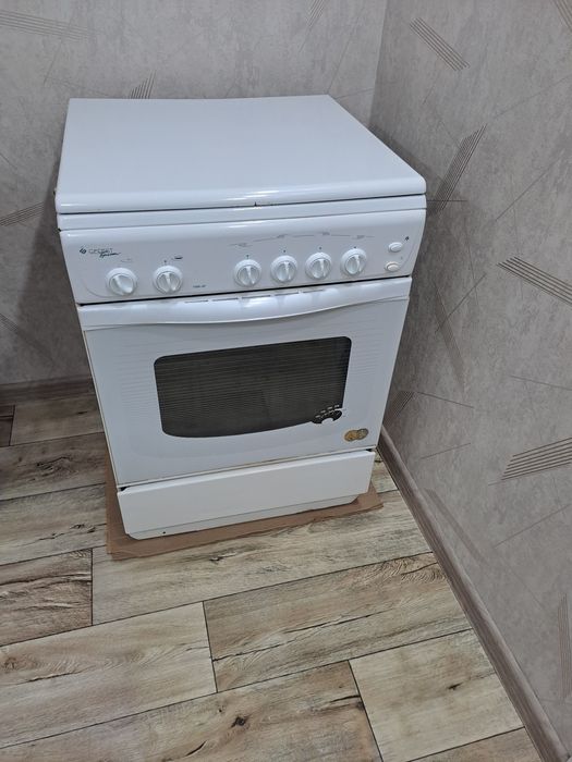 Продам газ плиту гифест