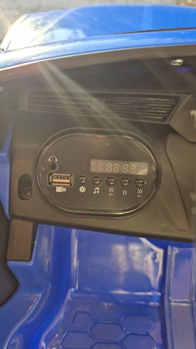 Masina electrică pentru copii cu telecomandă  + husă de protecție  (stare foarte bună)