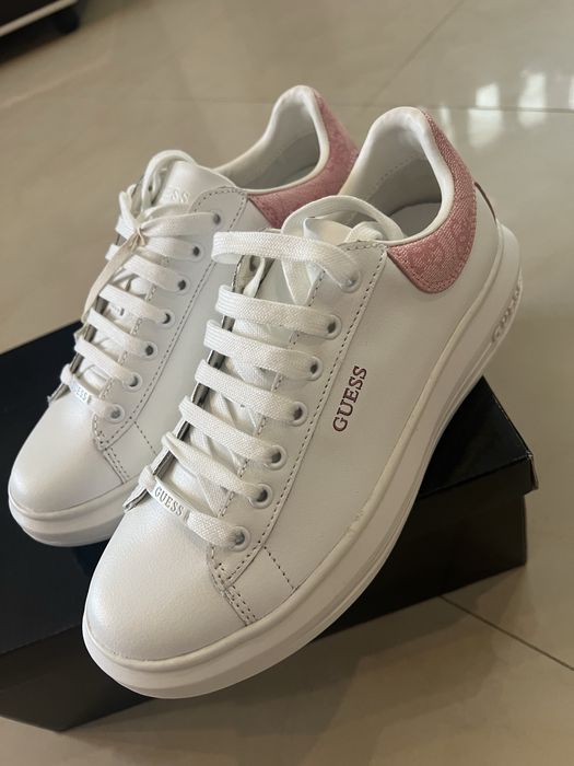 Нови обувки Guess