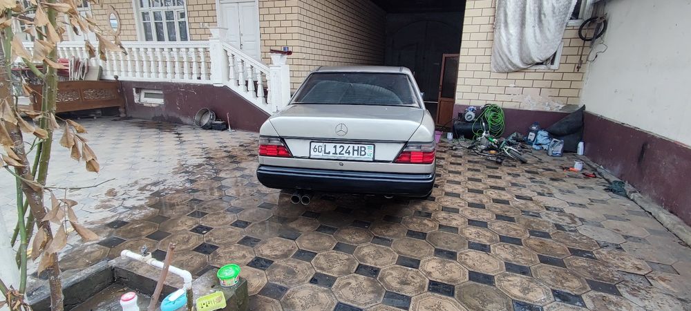 W124 mercedes 111 2.0