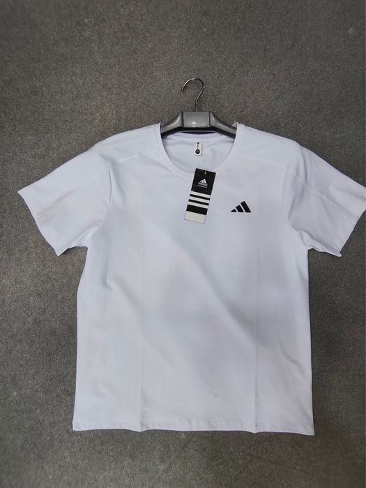 Спортивные футболки Adidas.