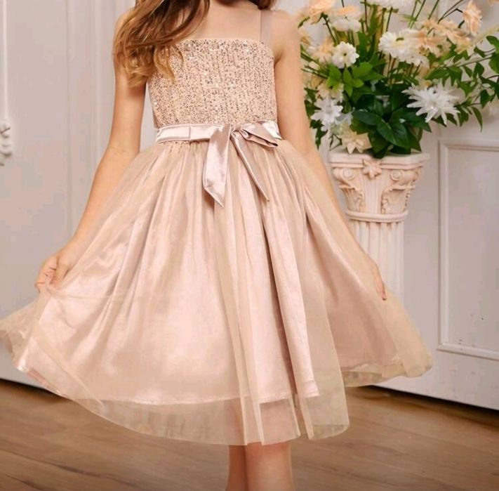 Детска рокля цвят шампанско размер 134-140