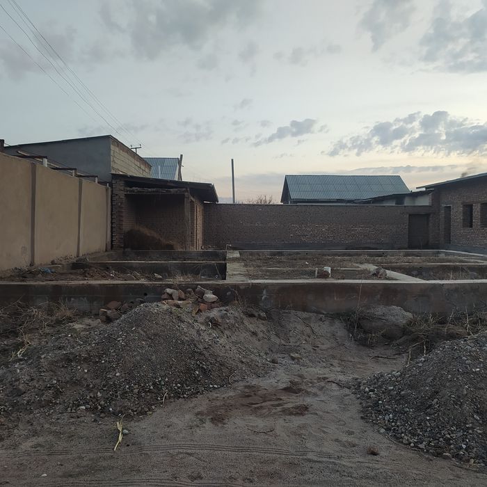 Курилиши тугалланмаган ховли