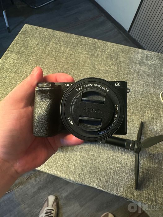 Sony a6500 kamera stabilizatro zhyun + bustr sotiladi