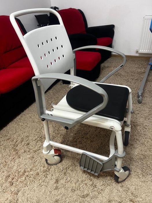 Scaun de toaleta & dus cu galeata detasabila din plastic cu roti