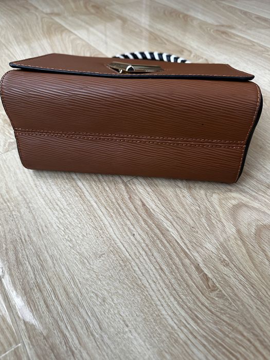 Сумку кожанную продаю