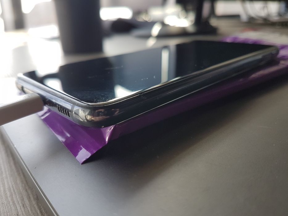 Продавам Samsung s10e