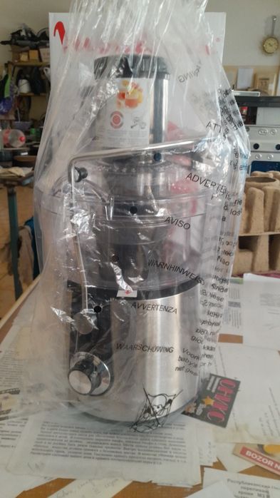 Соковижималка новая не пользовался  фирма хорошая продаю деньги нужны