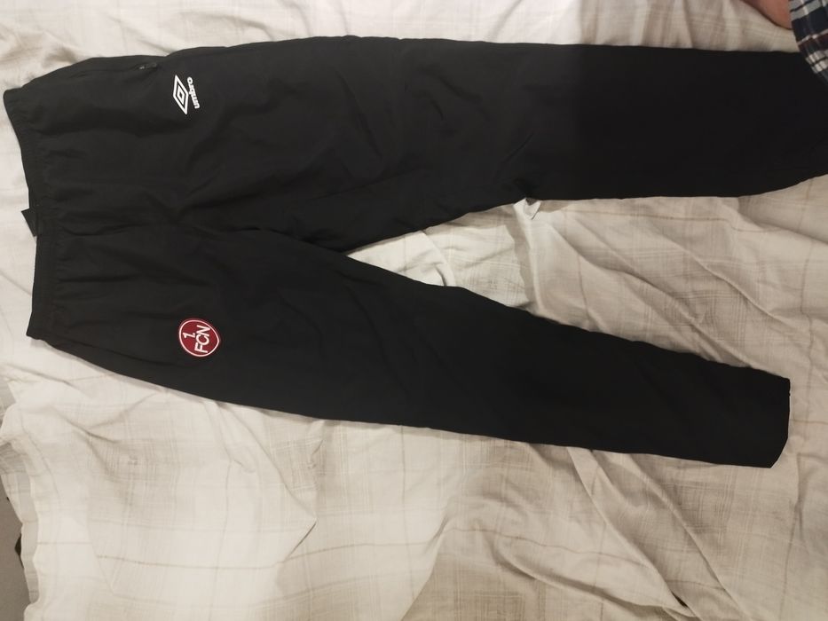Vând pantaloni umbro