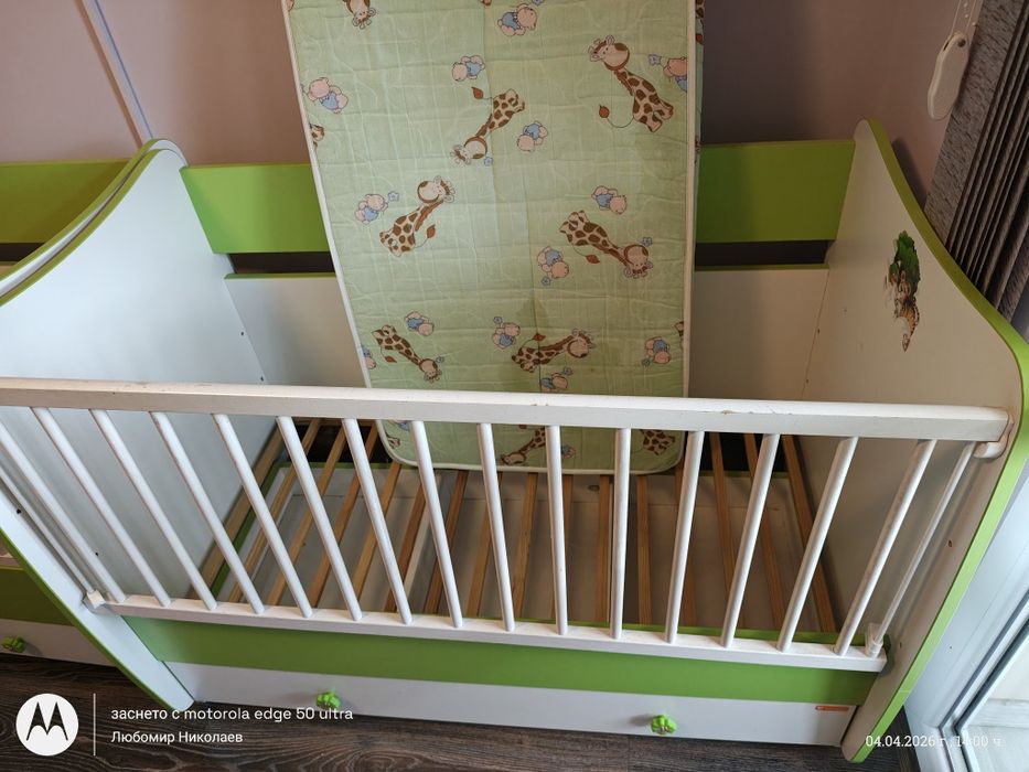 2 броя детски легла Lorelli с люлеещ механизъм.