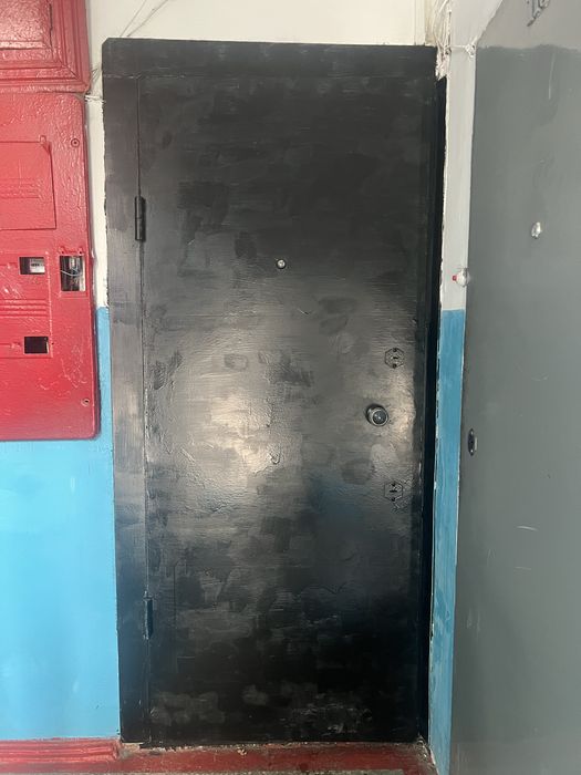Продам железную дверь Б/У