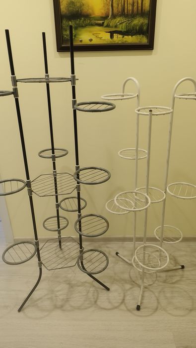 Два броя цветарници