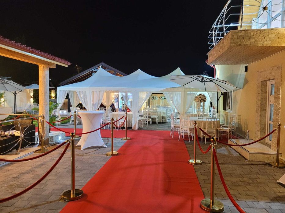 Cort de inchiriat, inchiriem cort, scaune, mese, aranjamente florale