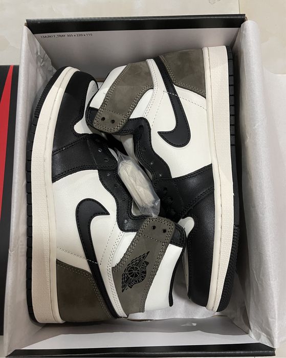 Air Jordan 1 Retro High "Dark Mocha"