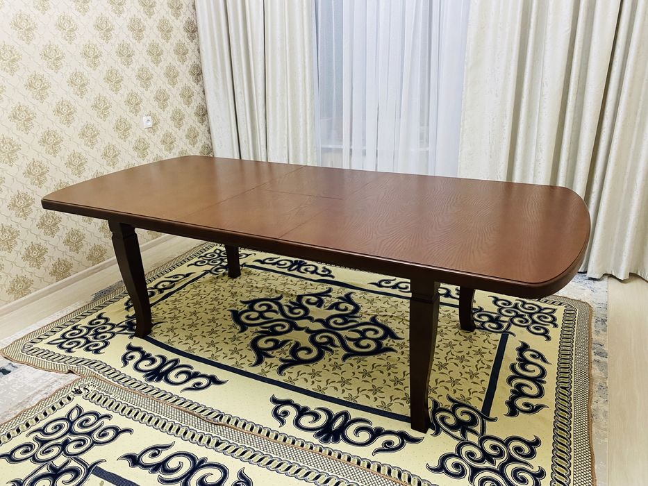 Стол для гостей в отличном состояний