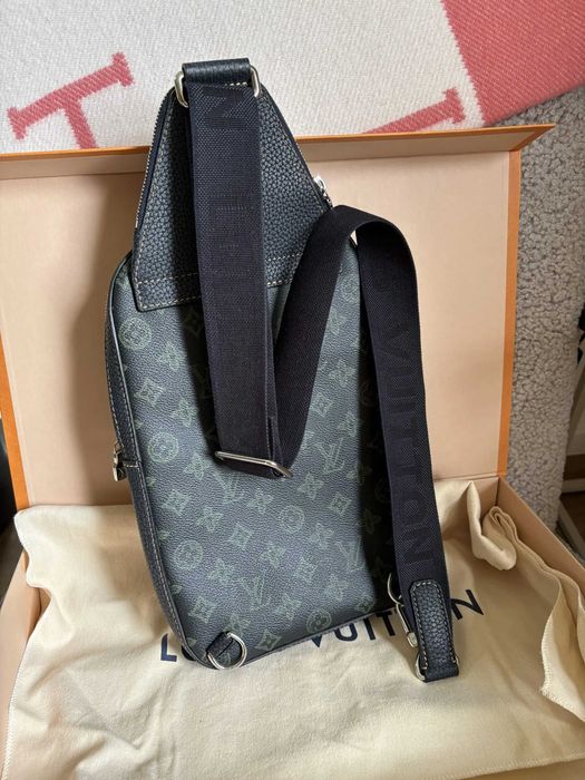 LOUIS VUITTON Sling Bag Avenue LE 2022
