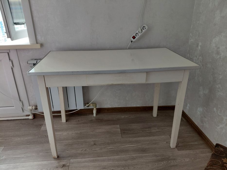Продам кухонный деревянный стол