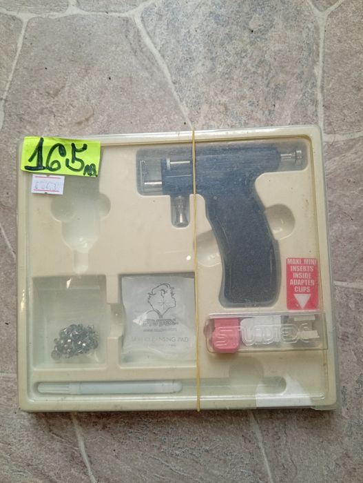 Пистолет за пробиване на дупки в уши.