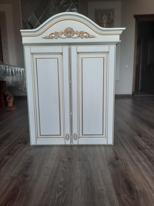 Продам роскошный подвесной шкаф