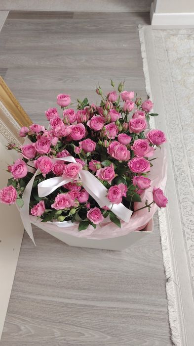 Букет цветов кустовые розы