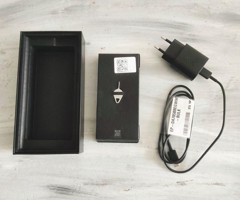 Гаранционен Samsung Galaxy S22 Ultra 5G, 12/512 GB бордо + зарядно 25