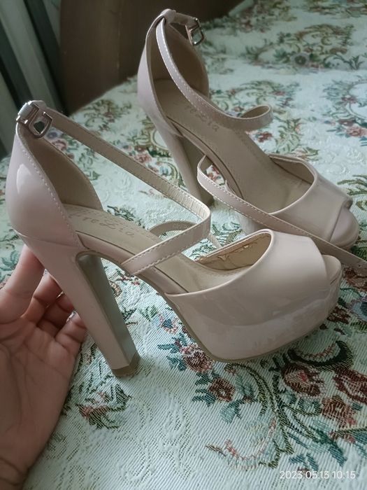 Продам босоножки