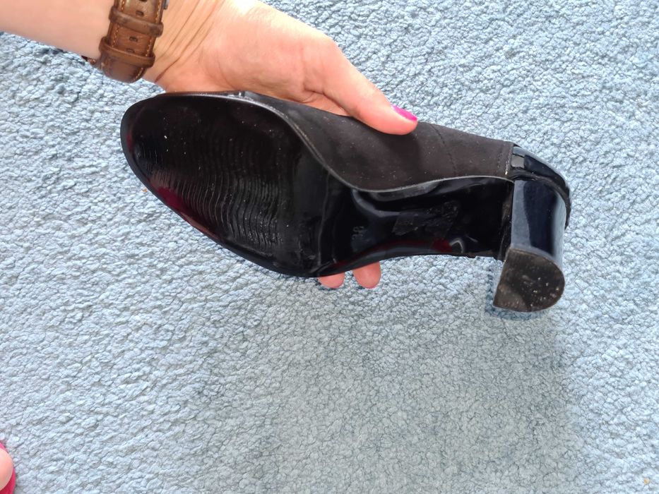 Vand pantofi piele și lac, stare impecabila