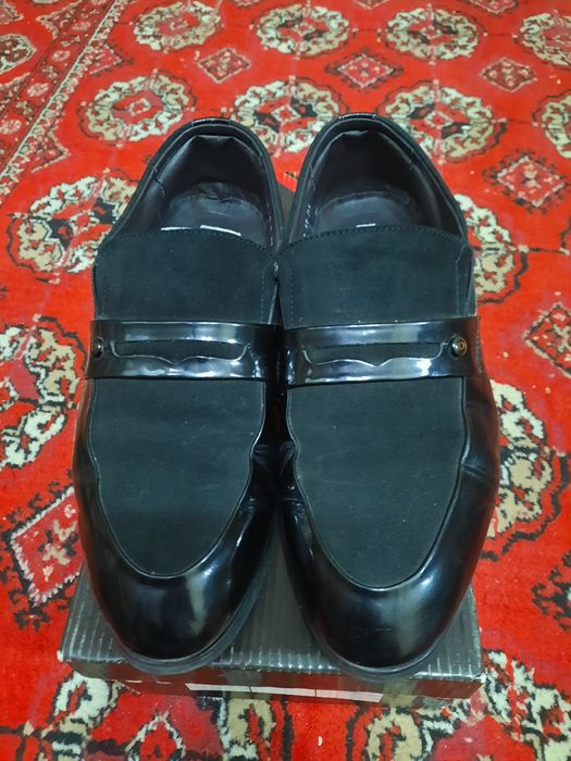 Tufli sotiladi 40 41 razmer kiyadiganlara bo'lodi.