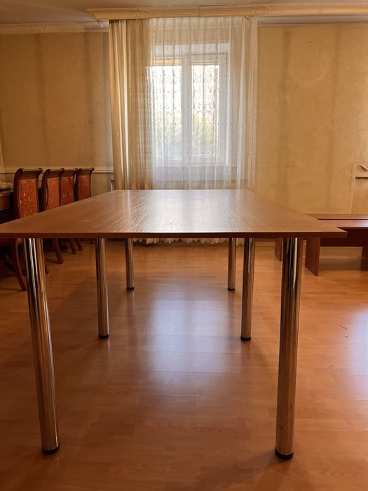 Стол на хромированных ножках