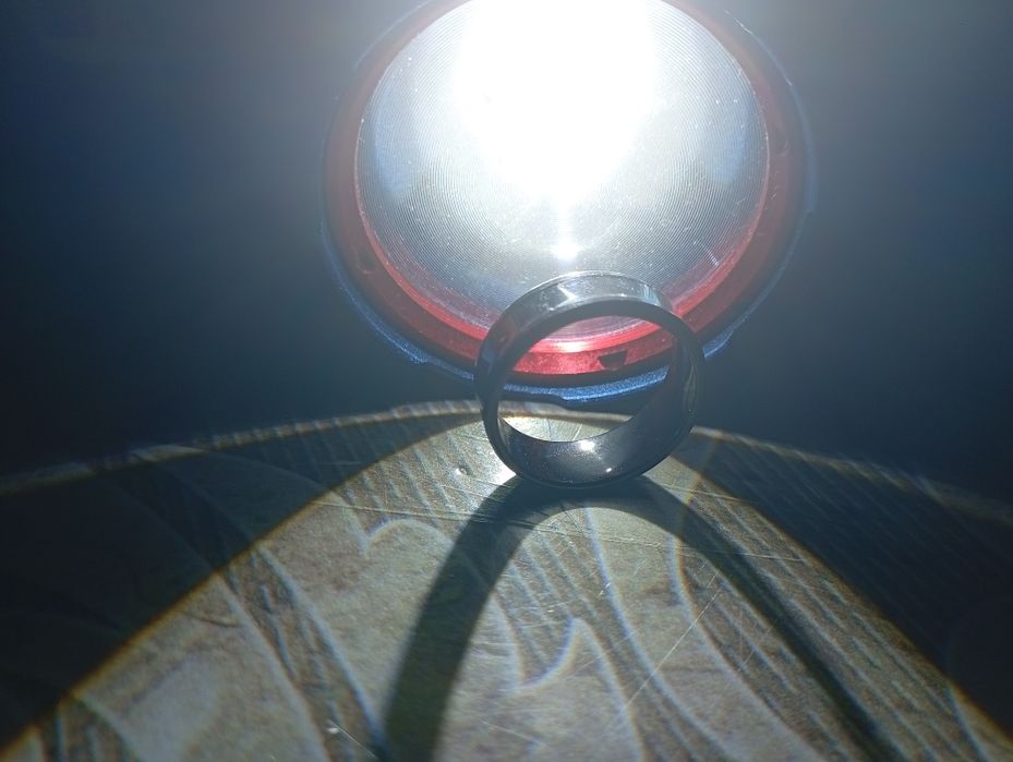 Кольцо термометр на пальце