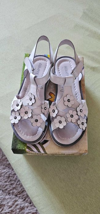 Продавам детски сандалки