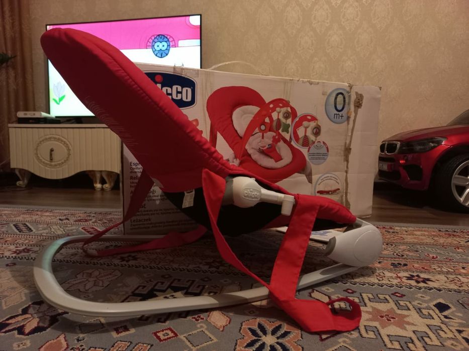 Шезлонг с игрушками