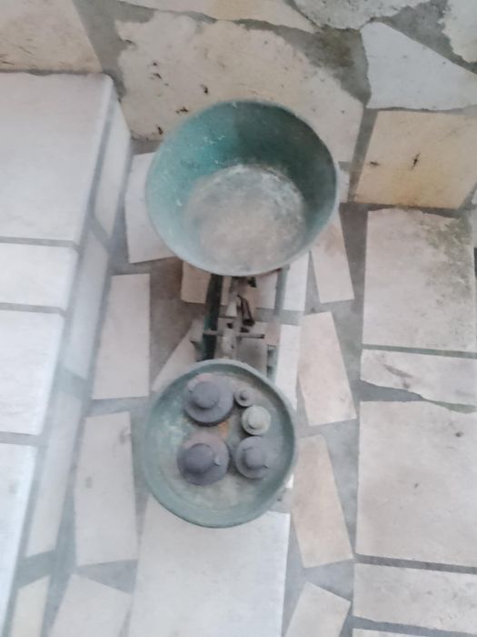 Продавам стар кантар и голяма медна чиния