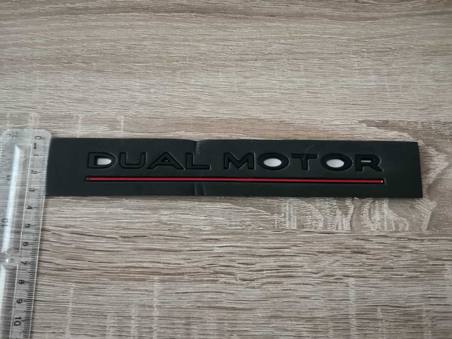 Tesla Dual Motor черен гланц с червено надпис