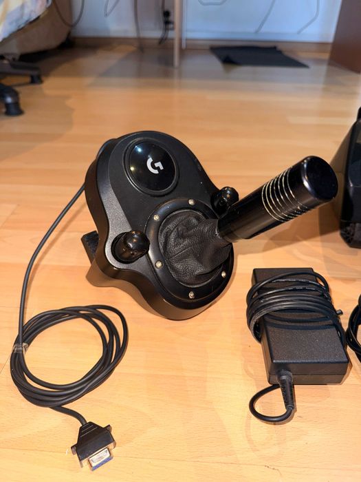 Vând volan Logitech G29 + schimbător de viteze