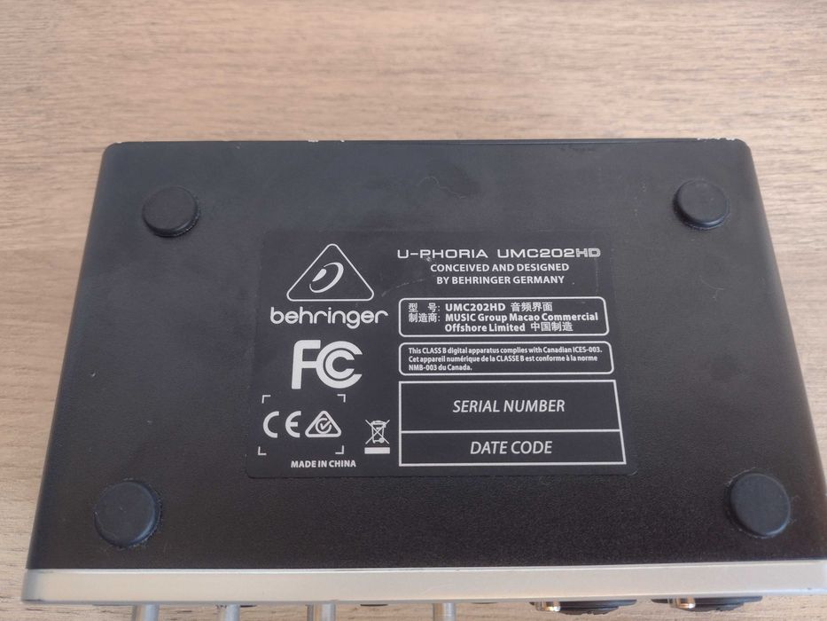 Behringer U-Phoria UMC202HD USB аудио интерфейс