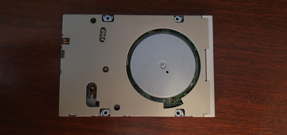 Дисковод флоппи дисков.