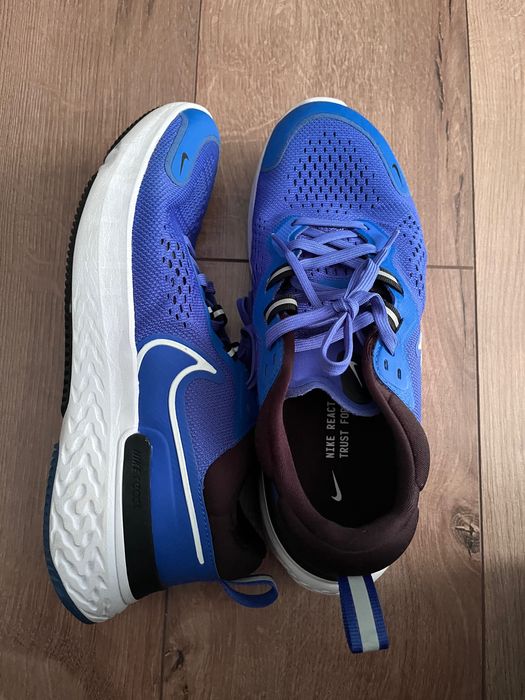 Продам мужские кроссовки Nike