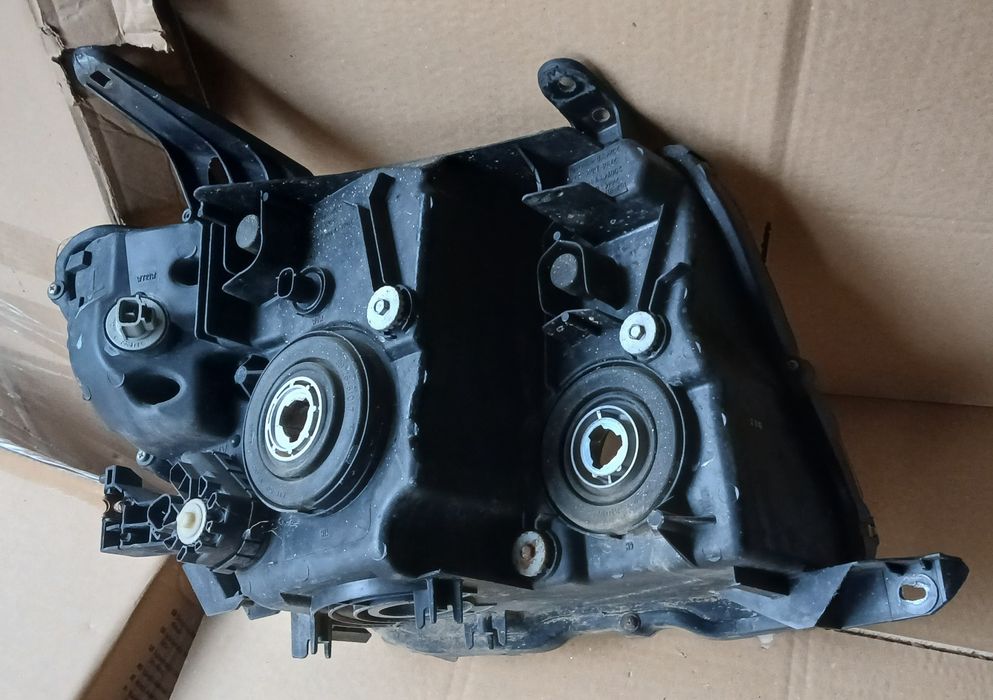 Mitsubishi Pajero 2007-2012 - ляв фар