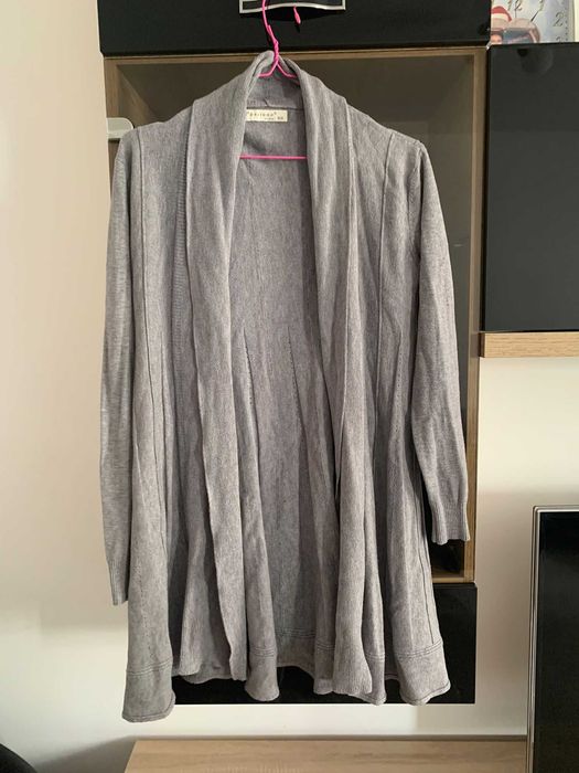 pulovar lung de culoare gri