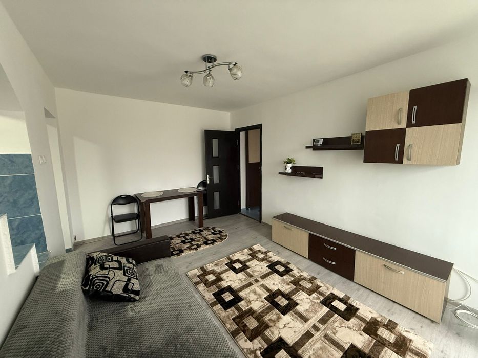 Închiriez apartament în zona Pieței 1 Mai