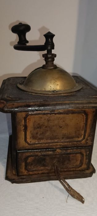 Râșniță de cafea antică.