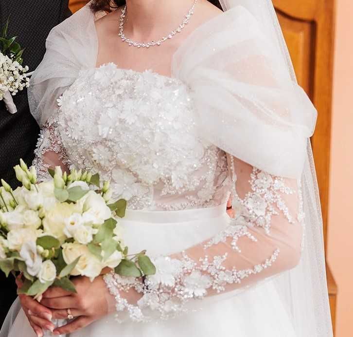 Rochie de mireasă 2 în 1 – cu maneci și fustă lungă detașabilă