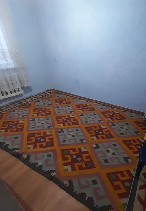 5 мкр, Сомийда 3 хонали квартира сотилади, 1 этаж, 4 этажли гиштли уй.